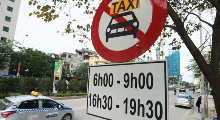 Hà Nội cấm taxi và xe hợp đồng dưới 9 chỗ trên 11 tuyến đường
