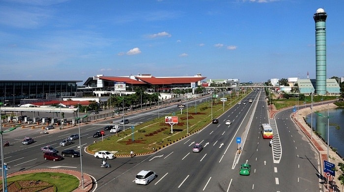 Lối thoát ra bãi gửi xe sân bay Nội Bài